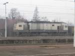 Ein trostloses Bild - Grau in Grau Lokomotive NEWAG 311D-02 / 9251 3 640 048-6 vor einem Güterzug sowie das Wetter am 27.