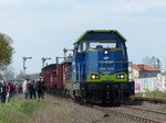 Die moderne kleine Diesellok SM42-1230 mit einem kurzen historischen Güterzug als Nachhut nach der Dampflokparade am 30.4.2016 in Wolsztyn