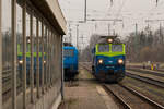 ST44-1205 spiegelt sich in den Scheiben der Bahnhofsunterführung.