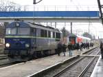 SU46-011 der PKP Cargo koppelt beim Lokwechsel des allerletzten EC Wawel Hamburg-Berlin-Breslau am 13.12.2014 in Kohlfurt (Wegliniec) ab.