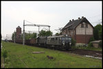 Eine schwarz lackierte private EU07-145 hatte am 20.5.2016 die ebenfalls zu derselben Gesellschaft zählende TEM2-175 am Haken. Sie zogen einen leeren Kohlewagen Zug in Richtung Oberschlesien durch den Bahnhof Pleszew.