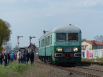 SN61-168 bildet, gemeinsam mit einem kurzen Güterzug (anderes Bild), die Nachhut nach der Dampflokparade. Stolz präsentiert sich der Dieseltriebzug auf der Paradestrecke. 30.4.2016, Wolsztyn