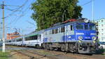 PKP Intercity mit  EP07-388  (NVR:  91 51 1 140 083-3 PL-PKPIC ) und einem Intercityzug bei der Ausfahrt am 14.09.21 Bf. Kostrzyn (Polen).