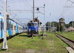 PKP Intercity EP07-1022 (91 51 1 140 026-2 PL-PKPIC) am 11.08.2023 abgestellt in Świnoujście Port. Vom Parkplatz aus fotografiert.