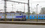 Eine Lok der Gesellschaft PKP Intercity rangiert in Bohumin, um sich vor einen EC nach Prag zu setzen.