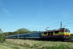 EP09-018 das PKP Intercity mit dem Zug EC 110 Warschau Ostbhf-Pragi in Tichau(Oberschlesien),E-lok EP09-010 ist in den Landesfarbenn des Spaniens gestrichen am 28.04.2012. 