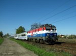 Gestrichen in den Landesfarbenn in des Hollands EP09-018 das PKP Intercity fuhrt eines Zug EC 103 SOBIESKI Warschau Ostbhf-Wien Westbahnhof in Tichau(Oberschlesien)am 28.04.2012.