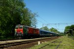 IN den Landesfarben des Portugals EP09-023 das PKP Intercity furtheinen Zug EC 110 Warschau Ostbhf-Prag in Kobir neben Tichau(Oberschlesien).Foto am 20.05.2012.