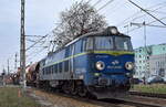 PKP CARGO S.A., Warszawa [PL] mit ihrer  ET22-1074  (NVR:  91 51 3 150 131-3 PL-PKPC ) und einem Ganzzug Schüttgutwagen mit Schwenkdach am 13.03.24 Durchfahrt Bahnhof Kostrzyn nad Odrą. 