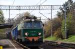 ET22 905 mit einem Gterzug Richtung Norden fahrend durch  Katowice-Piotrowice  (27.10.2013)