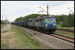 Doppellok ET 41-054 kam am 21.5.2016 um 13.02 Uhr mit einem schweren Kohlezug in Richtung Poznan durch Kostow.