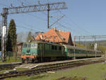 25.04.2009, Der Bahnhof in Schreiberhau im polnischen Riesengebirge. Der Zug fährt nach Hirschberg (Jelenia Gora).