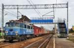 EU07 096 mit dem Tglich verkehrendem Containerzug Richtung Sden bei der durchfahrt durch den Haltepunkt  Katowice-Piotrowice  (27.10.2013)