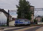 ELEKTROLOKOMOTIVEN IN POLEN  EU07-320 (1995-1994) von P.K.P INTERCITY auf dem Bahnhof KRAKAU Glowny vor der Kulisse des Wasserturms aufgenommen am 12.