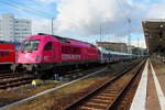 Die 120 102-9 schleppt den Talgo-Zug aus der Abstellung in Berlin-Lichtenberg zum Berliner Ostbahnhof.