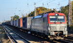 PKP CARGO S.A mit   EU46-501  [NVR-Number: 91 51 5370 013-2 PL-PKPC] und Containerzug am 11.10.18 Berlin-Hirschgarten.