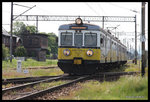 EN57-1751 verläßt den Bahnhof Kamienice Zabkowicki am 22.5.2016 um 15.29 Uhr auf dem Weg nach Wroclaw.