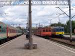 Rechts EN57 1548 und EN57 1558, links D-Zug nach Warszawa (Warschau) am 28.06.2005 in Bialystock / Ost-Polen.