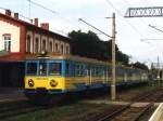 EN57-977ra / EN57-977s / EN57-977rb mit Regionalzug 68437 Głogw-Kostrzyn auf Bahnhof Rzepin am 19-7-2005.