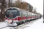 EN 57-2058 (im Rahmen eines Redesign-Programms erneuerte Variante: neue Frontseite, Matrix-Zugzielanzeige, moderne Sitze) vor der Abfahrt nach Szczecin Głwny (Stettin Hbf.) im Bahnhof Świnoujście (Swinemnde) am 20.02.2013.