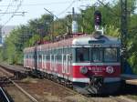 EN57 1272 verlsst den Bahnhof Krakw Zabłocie und fhrt weiter in Richtung Dworzec Głwny Krakw.