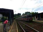 Ein Team des Polnischen Fernsehens filmt EN 57 1145 im Bahnhof von Wartha (Bardo Slaskie) nahe Glatz/Klodzko.