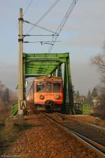 EN57-1284+EN57-1300 als Personenzug nach Katowice in Lodygowice, Brcke ber Zylica, am 24.12.2006