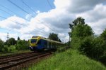 EN75-004 der Koleje Śląskie(Schlesische Bahnen) als der Zug KS 9025 von Tychy Lodowisko(Tichau Eisfeld) nach Sosnowiec Gł.(Sosnowitz Hbf)bei Tichau am 02.06.2013.