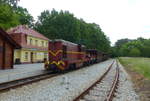 Die Lxd2-472 der Nadmorska Kolej Wąskotorowa steht am 12.06.2017 mit einem Zug nach Trzęsacz im Bahnhof von Pogorzelica.