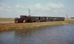 Schmalspurbahnen in Polen: Auf ihrer Fahrt von Sucha nach Witaszyce/Witaschütz passiert die Ty3 194 am 25.09.1976 einen Teich (leider ohne Spiegelung)