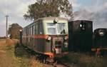 Schmalspurbahnen in Polen: Der bereits gezeigte MBxc1 42 der 600 mm-spurigen Jarotschiner Kreisbahn am 25.09.1976 bei der Zugüberholung in Twardow Mianka. Der Triebwagen führt sogar noch einen Güterwagen mit sich. Das Fahrzeug lieferte Lilpop, Rau i Löwenstein in Warschau im Jahre 1934, hier wurden neben Triebwagen auch Straßenbahnfahrzeuge und Kfz gebaut. Lt. einem Fahrplan 1973/74 benötigten die Züge für die 20 km von Robakow nach Witaszyce etwa 80 Minuten (z. B. verließ der erste Zug Robakow am Morgen um 03:50 Uhr und kam um 05:15 Uhr in Witaszyce an). Die Durchschnittsgeschwindigkeit von 15 km/h dürfte auch in Polen für damalige Zeit nicht sehr attraktiv gewesen sein, aber auf dem Land gab es keine Alternativen.