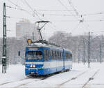 Krakau / Kraków   MPK E1 HW 124 als Linie 16, Rondo Piastowskie, 16.12.2022