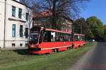 Katowice Tw 726 und 727, in Zabrze auf der Linie 3 in Zabrze, Plac Teatralny, 26.04.2016.