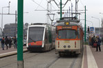 Nachschuß auf einen Straßenbahnzug der Linie 18 in Poznan, links fährt ein moderner Solaris in Bild.