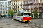 Straßenbahn Poznan: In Vollreklame präsentiert sich der GT8 664 (ex Rheinbahn 2865), der am 04.05.2016 die Kreuzung Grudnia/Gwarna in der Innenstadt überquert