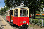 Eine historische Strassenbahn fährt am 23.07.2016 eine Stadtrundfahrt durch Warschau.