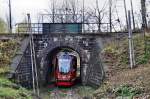 Wagen 702 Fhrt gerade durch einen der zwei einzigsten Tunnels im Gesamtem Schlesischem Straenbahnnetz bei  Szopienice Dwr  (28.10.2013)