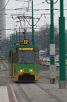 Ein  TW vom Typ Konstal  105, Linie 12, fährt auf die Bahnhofsbrücke zu.
Poznan,   25.03.2016 13:00 Uhr.