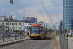 28.06.2016, Warszawa (Warschau), Plac Zawiszy. Bidirektionale Straßenabhn Pesa 120Na Duo'2012 #3505 wartet auf Abfahrt.