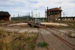 Eine alte Drehscheibe im Bahnhof von Wałbrzych Główny. In dieser Gegend wird derzeit ein verschwundener Nazi Zug mit einem tollen Gold Schatz in einem unterirdischen Bunker vermutet. Sicherlich wurde damals genau hier rangiert. Ein sehr bewegender Ort. Bild vom Besuch am  27.08.2015. Gold habe ich leider keins gefunden.