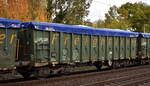 Drehgestell-Hochbordwagen vom Einsteller Freightliner PL Sp. z o.o. mit deutscher Registrierung mit der Nr. 37 TEN 80 D-FPL 5840 229-8 Eamnos mit Folie der polnischen Fa. Agrol Matejka M. Sp. K. abgedeckt für Getreidetransporte in einem Ganzzug am 07.11.23 Höhe Bahnhof Niederndodeleben.