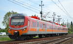 Polregio sp. z o.o. mit einem Regionalzug  EN57AL-1515rb / 2 122 327-1  (NVR:  94 51 2 122 327-1 PL-PREG .... ) am 10.05.22 Einfahrt Bf. Kostrzyn (Polen).