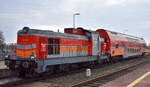 Polregio sp. z o.o. mit ihrer  SU42-501 / 5 620 001-4  (NVR:  92 51 5 620 001-4 PL-PREG ) und einem firmeneigenen Doppelstockwagen pausiert im Bahnhof Kostrzyn nad Odrą am 13.03.24
