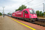 
Die PKP Intercity EU 44  Husarz - Husar   5 370 001 (91 51 5370 010-8 PL-PKPIC 1251), eine Siemens ES64U4-D, hat am 27.06.2017, mit dem EIC 17003 / EC 44   Warszawa-Berlin-Express , den Bahnhof Rzepin / Polen (deutsch Reppen) pünktlich erreicht. Doch hier hat er und somit auch wir 2,5 Stunden Zwangsaufenthalt. 

Grund dafür war, das er ohne den zusätzlich deutschen Lokführer nicht weiterfahren konnten, da auf den bald folgenden deutschen Gleisen ein deutscher Lokführer mit auf der Lok sein muss. 

Dies lag daran das der Gegenzug (EC 45  Berlin-Warszawa-Express ) wegen Stellwerksstörung in Berlin verspätet in Rzepin an kam, von welchen der deutsche Lokführer auf die Lok des EC 44 wechselte.