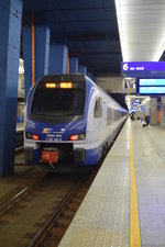 Triebzug 2 150 165-0 wartret mit IC in Richtung Kielce am 19.09.2016 in Bahnhof Warszawa Centralna.