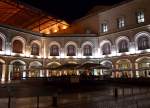 Lissabon-Rossio bei Nacht: Seitenansicht mit Terrassen auf Ebene 2 und 4.