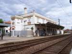 Bahnhof Granja an der Costa Verde, ca. 20 km sdlich von Porto im Mai 2006. Die meisten portugisischen Bahnhfe sehen gut gepflegt aus, und bei uns im  reichen  Deutschland ?