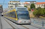 Am 10.09.2018 befährt die Metro do Porto Linie D nach  Hospital São João die Brücke Ponte Luis I über den Douro. 