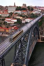 Zug der Linie D (Gelbe Linie) auf der Ponte Dom Luis I.