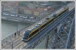 Metro do Porto. Vom Park des Klosters bietet sich dieser Tiefblick auf Brcke (selbstverstndlich mit Metro/ kommt so alle 5 Minuten) und die Flaniermeile im Stadtteil Ribeira am Douroufer. (14.05.2011)